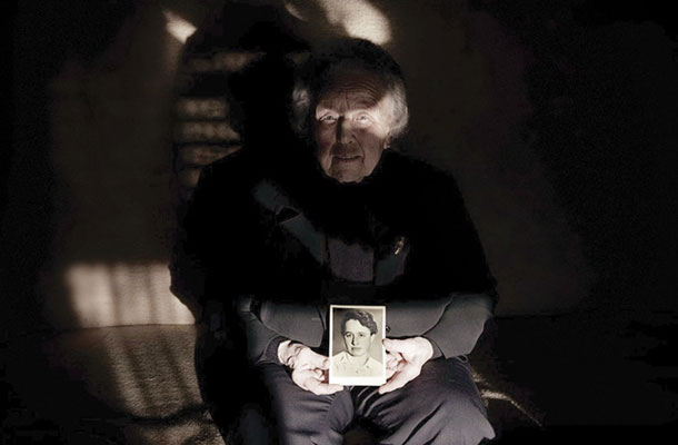 Magda Lovec s fotografijo svoje mame Justine Trtnik, ki se je izčrpana vrnila iz Gonarsa, a bila kmalu usmrčena na Urhu. 