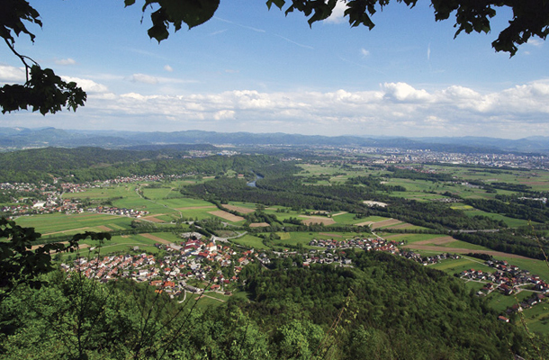 Pogled s Šmarne gore na Ljubljano razkrije, da ta ni pre-urbanizirana kot trdi marsikdo, pač pa globoko pod-urbanizirana - mesto je med zelenjem in reliefom komaj zaznati.