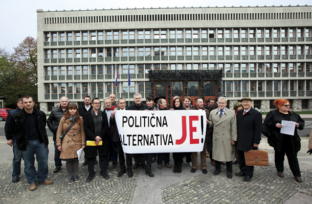 Združeni: predstavniki Gibanja Vseslovenske ljudske vstaje, Odbora za pravično in solidarno družbo in Mreže za neposredno demokracijo; Trg republike, Ljubljana, 12. november 2013  Od leve proti desni: Franc Čučko, Uroš Lubej, Miha Butara, Tjaša Učakar, Miha Pitako, Damjan Mandelc, Darko Štrajn, Lenart Zajc, Dare Hribar, Božidar Flajšman, Sanja Kranjc, Marjan Frigelj, Anja Jenko, Nejc Škof, Janez Smole, Tone Vrhovnik Straka, Dušan Keber, Magda Šmon, Jože Pirjevec, Mira Hace.