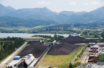 V HSE so nam potrdili, da bo tudi premog dražji, kot so v Premogovniku Velenje obljubljali doslej. Kar z drugimi besedami pomeni, da bosta brez korenitih ukrepov Termoelektrarna Šoštanj in Premogovnik Velenje v prihodnje poslovala z izgubo. Na sliki deponija premoga pred TEŠ.