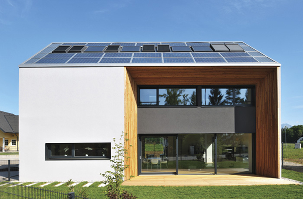 Aktivna hiša Lumar stoji v zaselku Dragočajna pri Medvodah. V strehi ima vgrajeno fotovoltaično elektrarno, ki naj bi po predhodnih izračunih proizvedla več energije, kot jo bo hiša dejansko porabila. Presežek energije bo mogoče uporabiti za polnjenje električnega avtomobila.