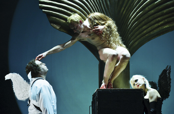 Patricij Kereja (Jernej Šugman) in Kesonija (Polona Juh) v sceni, ko se Kaligula (Marko Mandić) prelevi v boginjo Venero. 