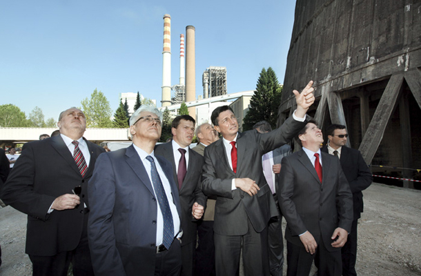Magnetogrami za javnost zaprtih sej vlade Boruta Pahorja kažejo, da Pahor javnosti ni želel obveščati o neprijetnih dejstvih projekta TEŠ6. Na sliki med obiskom gradbišča TEŠ6 skupaj z direktorjem Urošem Rotnikom 25. maja 2010.