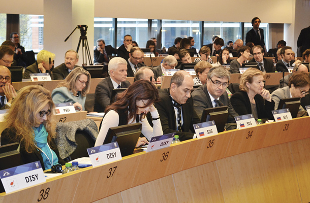 Delegacija SDS (Romana Jordan, Janez Janša, Milan Zver, Zofija Mazej Kukovič) na politični skupščini Evropske ljudske stranke, na kateri je bila potrjena resolucija o situaciji v Sloveniji.  