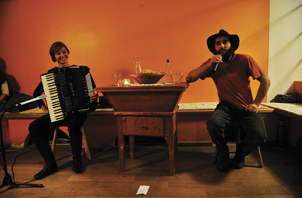 Etno duet Bakalina, koncert, hostel Celica, Metelkova, Ljubljana
