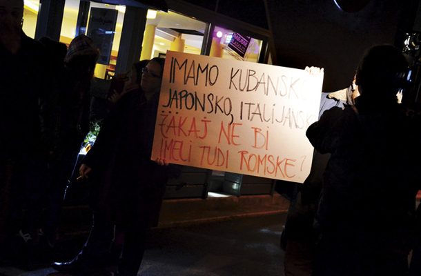 Foto tedna: Lekcija o enakosti in enakopravnosti tistim, ki so protestirali proti odprtju prve romske gostilne Romani kafenava, Maribor