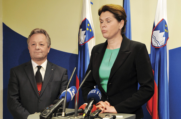 Premierka Alenka Bratušek je odpustila gospodarskega ministra Stanka Stepišnika. Po njegovem mnenju so za »nemir« krivi zgolj novinarji.