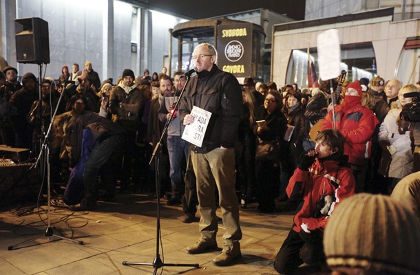 Kronist vstaje sociolog Franc Trček pred zbrano množico na enem izmed vstajniških protestov