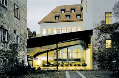 Eden prvih projektov in prva obsežnejša realizacija biroja OFIS je ljubljanski Mestni muzej. Prenova spomeniško varovanega objekta je bila za takrat zelo mlad biro izjemen izziv, ki pa sta mu bila mlada arhitekta povsem kos. Muzej je še danes videti sodobno in sveže.