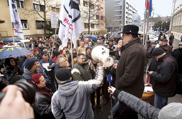 Župan Andrej Fištravec je skupaj s protestniki pozval mestne svetnike k odstopu 5. aprila 2013 pred mestno hišo v Mariboru