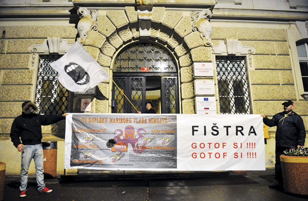 Sporočilo protestnikov ob obletnici prvih mariborskih demostracij 29. okotbra 2013 pred mestno hišo v Mariboru