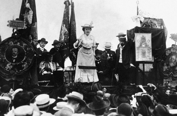 Rosa Luxemburg med govorom delavcem v Stuttgartu leta 1907