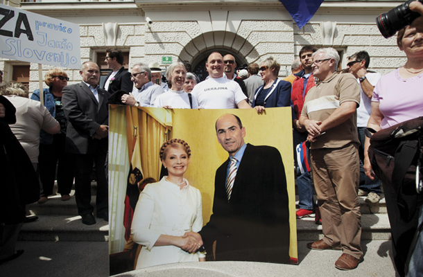 Janez in Julija, na shodu pred sodiščem v času razglasitve obsodilne sodbe zoper Janeza Janšo 