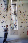 Plezalni center, ki je umeščen v zeleni predel ljubljanskega Štepanjskega naselja, obsega 1280 kvadratnih metrov plezalnih površin vseh težavnostnih stopenj. Hkrati bo lahko plezalo več kot sto ljudi.