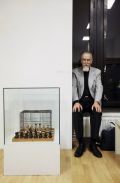 Instalacija Šah mat in avtor Stane Jagodič, razstava Odvodi fotografije (1969–1980), galerija Photon, Ljubljana