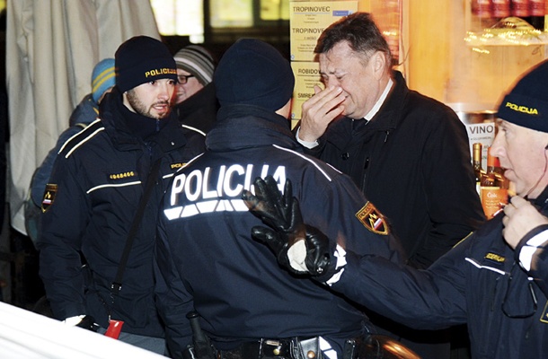 Nekaj trenutkov po tem, ko je neznanec poškropil ljubljanskega župana