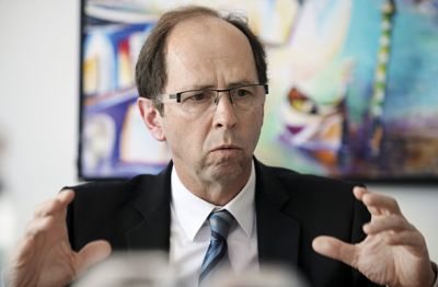 Dr. Dušan Mramor, profesor in bivši finančni minister o tem, zakaj je nastala bančna luknja: Predvideli smo, da se bodo z vstopom v evro obrestne mere znižale in zato bi bilo treba povečati varčevanje z novo varčevalno shemo. A tega prva Janševa vlada ni storila. 