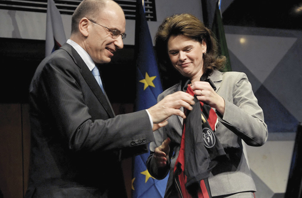 Dres nogometnega kluba Milan z imenom Valter Birsa za italijanskega predsednika vlade Letto