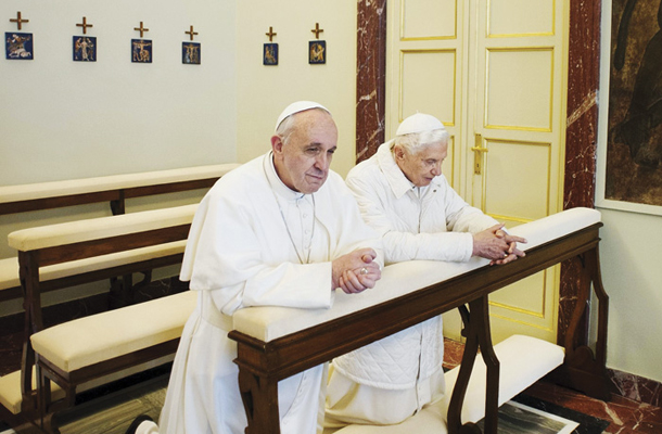 Moški poklic: Papež Frančišek in bivši papež Benedikt med skupno molitvijo
