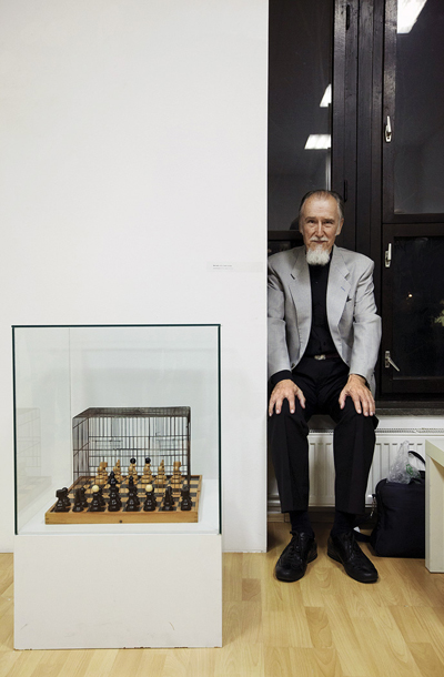 Instalacija Šah mat in avtor Stane Jagodič, razstava Odvodi fotografije (1969–1980), galerija Photon, Ljubljana
