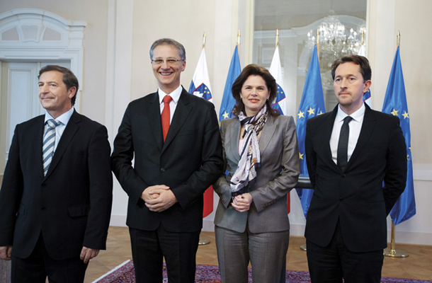 Zakaj recimo SD nasprotuje prodaji državnega premoženja, obenem pa povsem mirno sedi v vladi, ki razprodaja državno premoženje. 