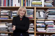 Dr. Renata Salecl: »Zakreditiran potrošnik, ki sebe krivi za svoje neuspehe, je idealna kombinacija, ki pomaga postindustrijskemu kapitalizmu, da tako dobro živi in kljub vsem krizam nadaljuje to pot.«