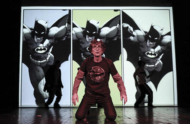 Gašper v vlogi Batmana napade tudi prijatelja Marka (na sliki), ker ni govoril resnice na soočenju s starši in se ni uprl nasilnemu Želetu. 