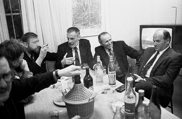 Štab Demosa po plebiscitni zmagi 23. decembra 1990. Na fotografiji so prepoznavni Dimitrij Rupel, Jože Snoj, Ivo Urbančič in Jože Pučnik. / Foto: Joco Žnidaršič
