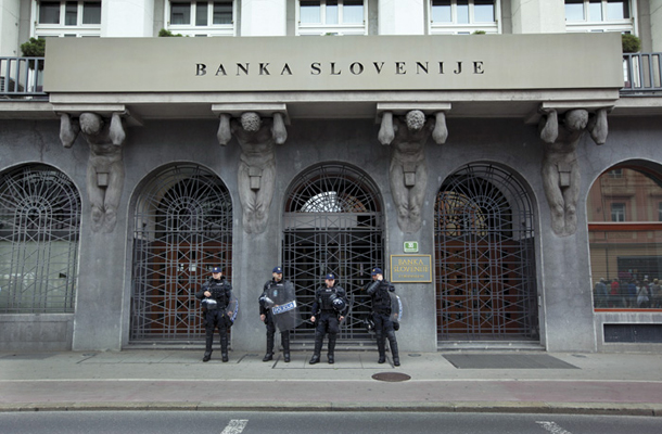 Policijska straža pred stavbo centralne banke  