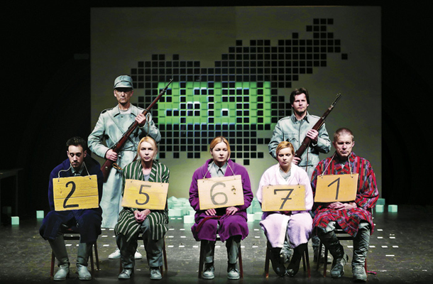 Predstava Prešernovega gledališče v Kranju o izbrisanih, ki jo je režiral Oliver Frljić