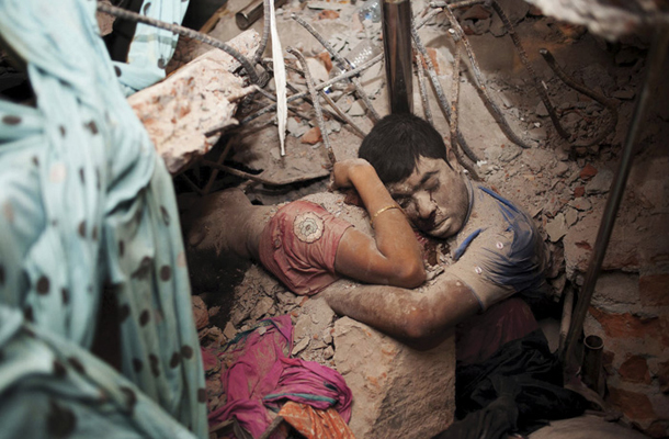 Smrt v ruševinah bangladeške tekstilne tovarne, kjer je umrlo več kot 1100 ljudi