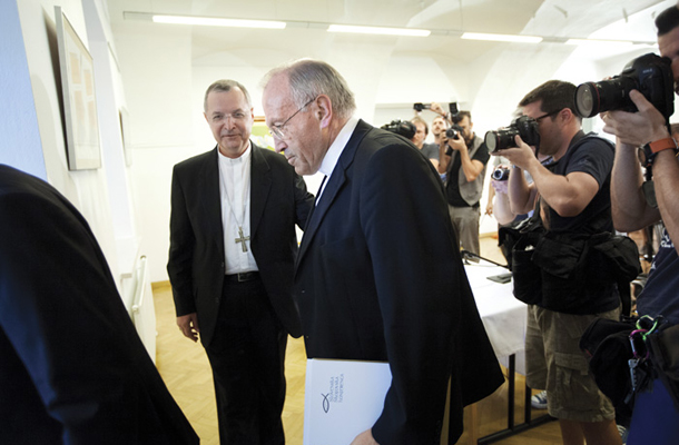 Nadškofa Anton Stres in Marjan Turnšek nekaj trenutkov  potem, ko sta oznanila svoj odhod 