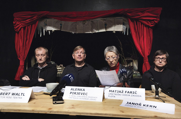 Prizadeti zaradi zmanjšanja subvencij kulturnega ministrstva na tiskovni konferenci v Mini teatru 