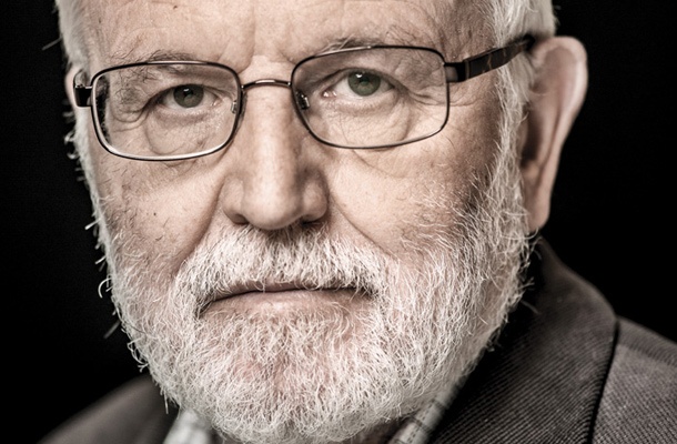 Dr. Jože Mencinger (l. 1941) je vodilni slovenski ekonomist, profesor na Pravni fakulteti v Ljubljani in raziskovalec na ekonomskem inštitutu EIPF. Svoje analize redno objavlja v Gospodarskih gibanjih, ekonomski reviji inštituta EIPF.  Mencinger je član Evropske akademije znanosti in umetnosti.