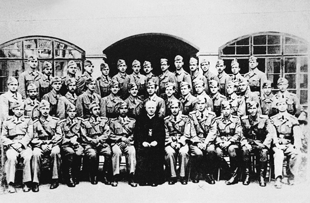 Škof Rožman z domobranci