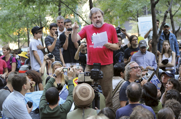 Slavoj Žižek med okupacijo Wall Streeta v New Yorku na Trgu svobode, oktober 2011