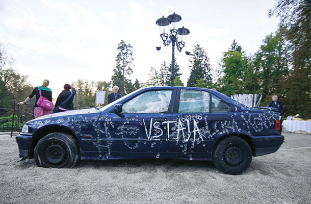 Instalacija ukrajinskega umetnika Volodimira Kuznecova na otvoritvi 30. grafičnega bienala v Ljubljani 13. septembra 2013