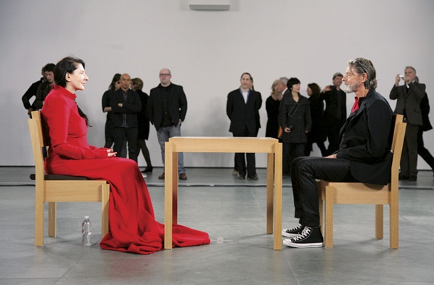 Marina Abramović je v okviru projekta Umetnica je prisotna v newyorški MoMI nepremično in v tišini presedela tri mesece. Ob njej se je na nasproti stoječem stolu izmenjalo več sto ljudi, med njimi tudi njen nekdanji performerski in življenjski sopotnik, zdaj v Ljubljani živeči vsestranski umetnik Ulay, celotno razstavo pa je videlo 750 tisoč obiskovalcev.
