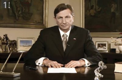 Predsednik Borut Pahor med rekviziti 