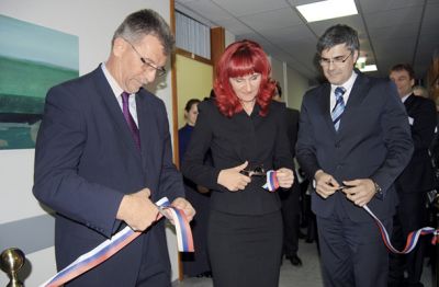 Predstojnica oddelka za radiologijo iz murskosoboške bolnišnice Marija Šantl Letonja, ob otvoritvi aparata za magnetno resonanco leta 2011. Poleg plače ji je bolnica skozi s.p. od leta 2007 naprej plačala še 264 tisoč evrov za dodatne storitve. Tržni inšpektorat je ugotovil, da je delala na črno. 