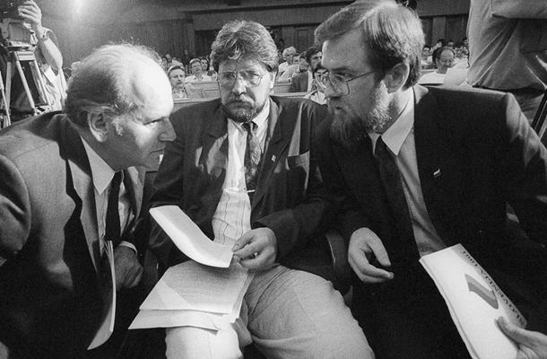 Z izbrisom na vesti: Jože Pučnik, Igor Bavčar in Lojze Peterle leta 1991 v parlamentu
