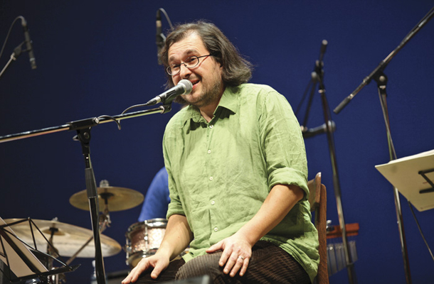 Vokalist Primož Vitez, koncert Bossa de Novo, Akustika: Nedelje v Drami, Ljubljana