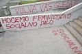 Grafiti pred vhodom v stavbo fakultete