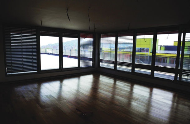 Največ neprodanih stanovanj je v Celovških dvorih v ljubljanski Šiški, kjer je na voljo še približno 300 stanovanj, a bodo verjetno že v kratkem prodana, saj je stečajni upravitelj zanje dobil 6000 ponudb, ponujena cena pa se povprečju giblje od 1200 do 1300 evrov za kvadratni meter.