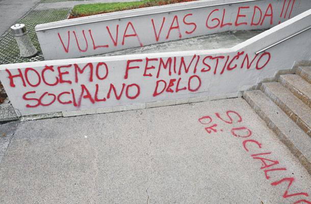 Grafiti pred vhodom v stavbo fakultete