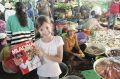 Vesna in papež na tržnici v Vietnamu / Foto Nevenka Lilik