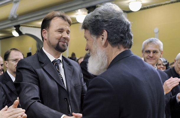 Jože Možina in Pedro Opeka, novinar in bivši direktor TV Slovenija ter misijonar na Madagaskarju. Ker je Možina za svoj reportažni film o Opeki dobil nagrado, pesnica Svetlana Markovič pravi, da bi bilo Prešernovo nagrado najbolje ukiniti.