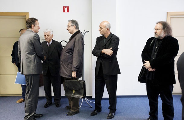 Konstitutivna seja upravnega odbora Prešernovega sklada, ki ga je predlagal še Žiga Turk, superminister, ki ga ni motilo, da je kultura izgubila svoj ministrski resor. Turkov odbor je letos Možini »samovoljno« podelil nagrado.