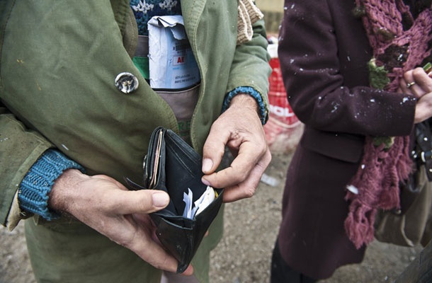 Delavske plače se zadnjih 30 let kljub gospodarski rasti po vrednosti relativno niso spremenile, direktorske plače pa so zrasle za približno desetkrat