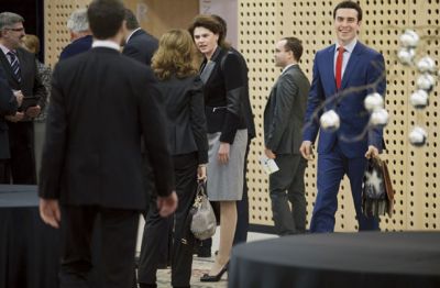 Jernej Pavlič ob vstopu v center Brdo (še z obema torbama)